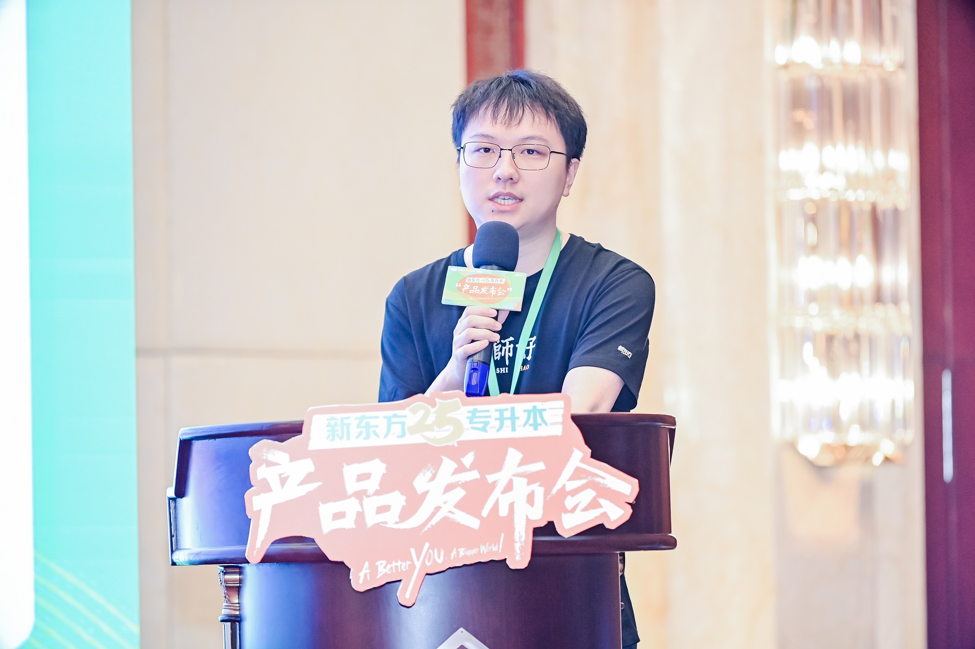近年来,由于高校毕业生逐年增长,毕业生就业压力增加,越来越多的学生